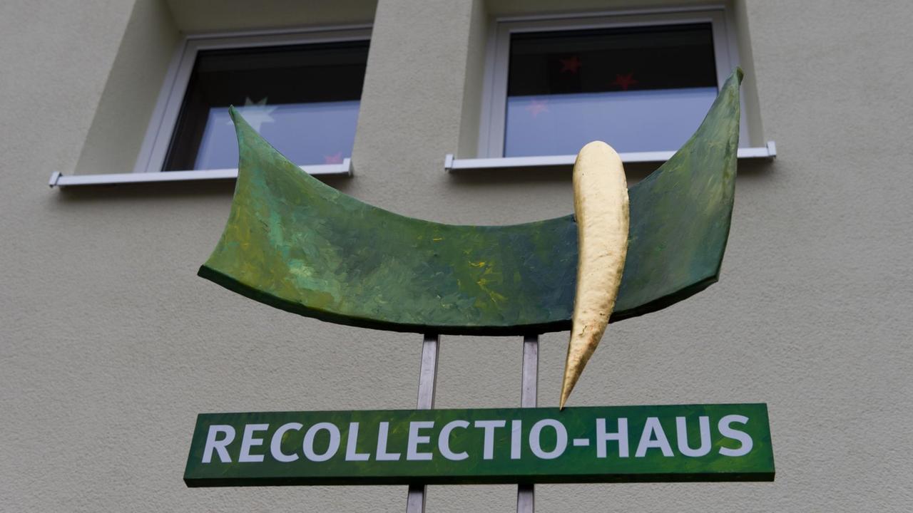 Der Schriftzug "Recollectio-Haus" steht in Münsterschwarzach (Bayern) am Eingang zum Recollectio-Haus im Kloster Münsterschwarzach