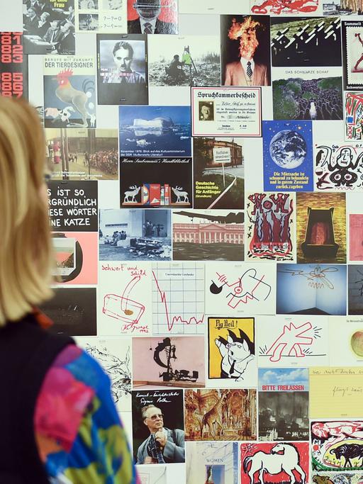 Eine Besucherin betrachtet Mailart in der Akademie der Künste in Berlin in der Ausstellung "Kunst für Alle".