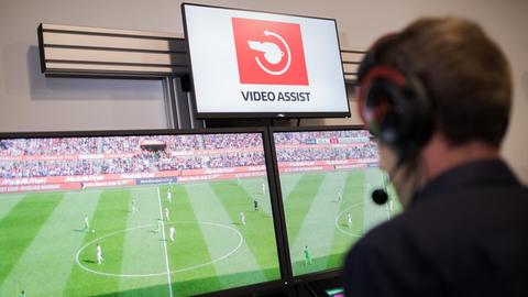 Der Schiedsrichter Sascha Stegemann sitzt am 20. Juli 2017 in Köln in einem sogenannten "Videoassist-Center" vor Monitoren, die Fußball-Spielszenen zeigen.
