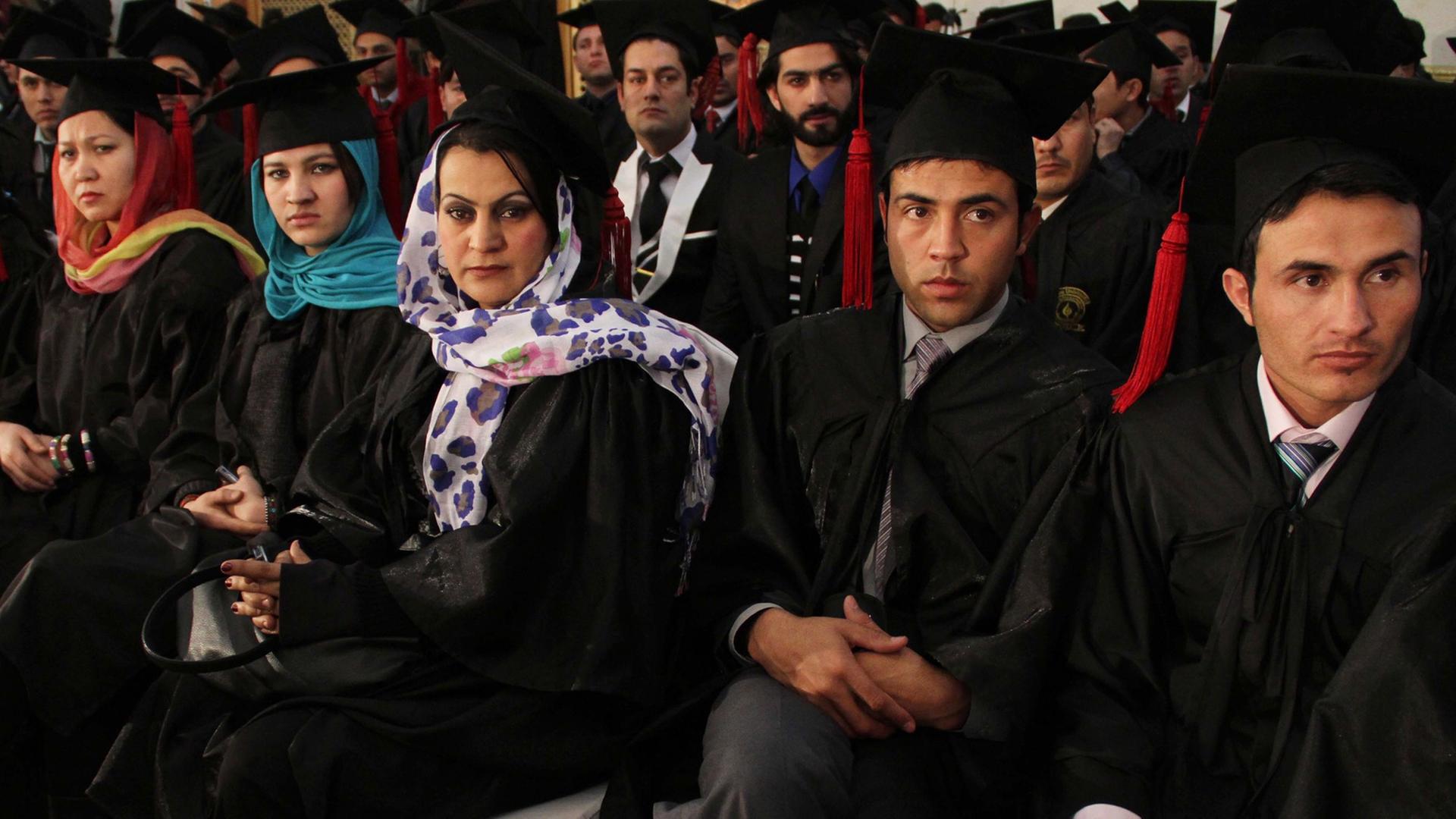 Afghanische Studenten in Kabul bei der Abschlussfeier
