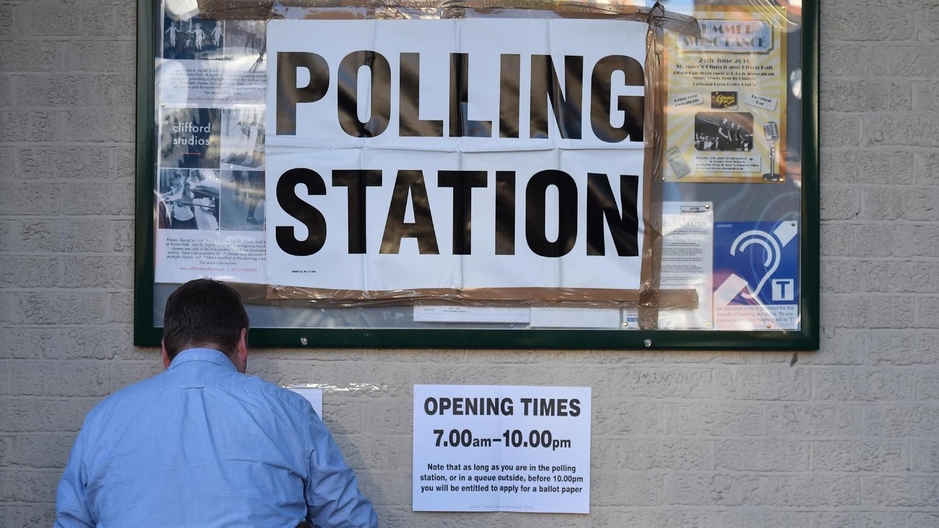Ein Mann vor einem Wahllokal im Südwesten von London am 5.5.2016.