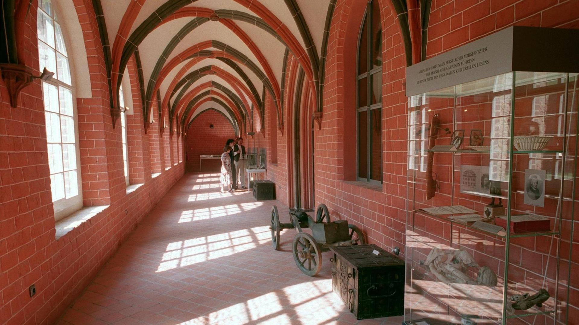 Blick in den Kreuzgang des 1270 gegründeten früheren Dominikanerklosters Prenzlau, Landkreis Uckermark, das am 10.09.1999 als Kulturzentrum der Kreisstadt eröffnet wurde