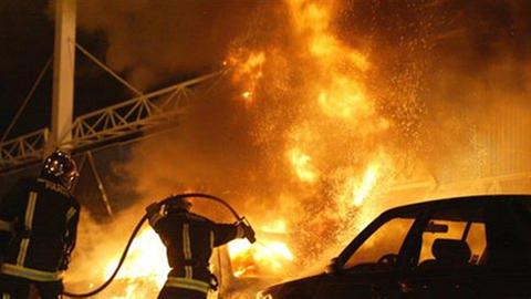 Französische Feuerwehrleute bekämpfen einen Brand in Gentilly, südlich von Paris.