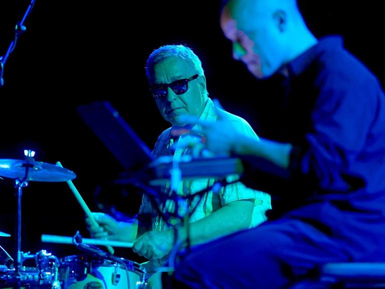 Das deutsche Duo Jaki Liebezeit (Schlagzeug) und Marcus Schmickler (r, elektronic) spielt am 08.06.2014 auf dem Moers Festival.