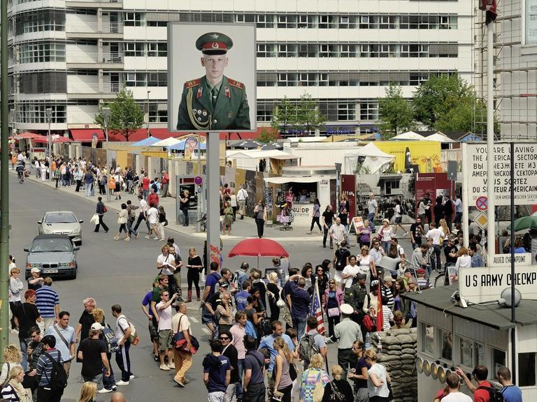 Der "Checkpoint Charlie" ist einer der letzten Orte, der an die Teilung Berlins erinnern