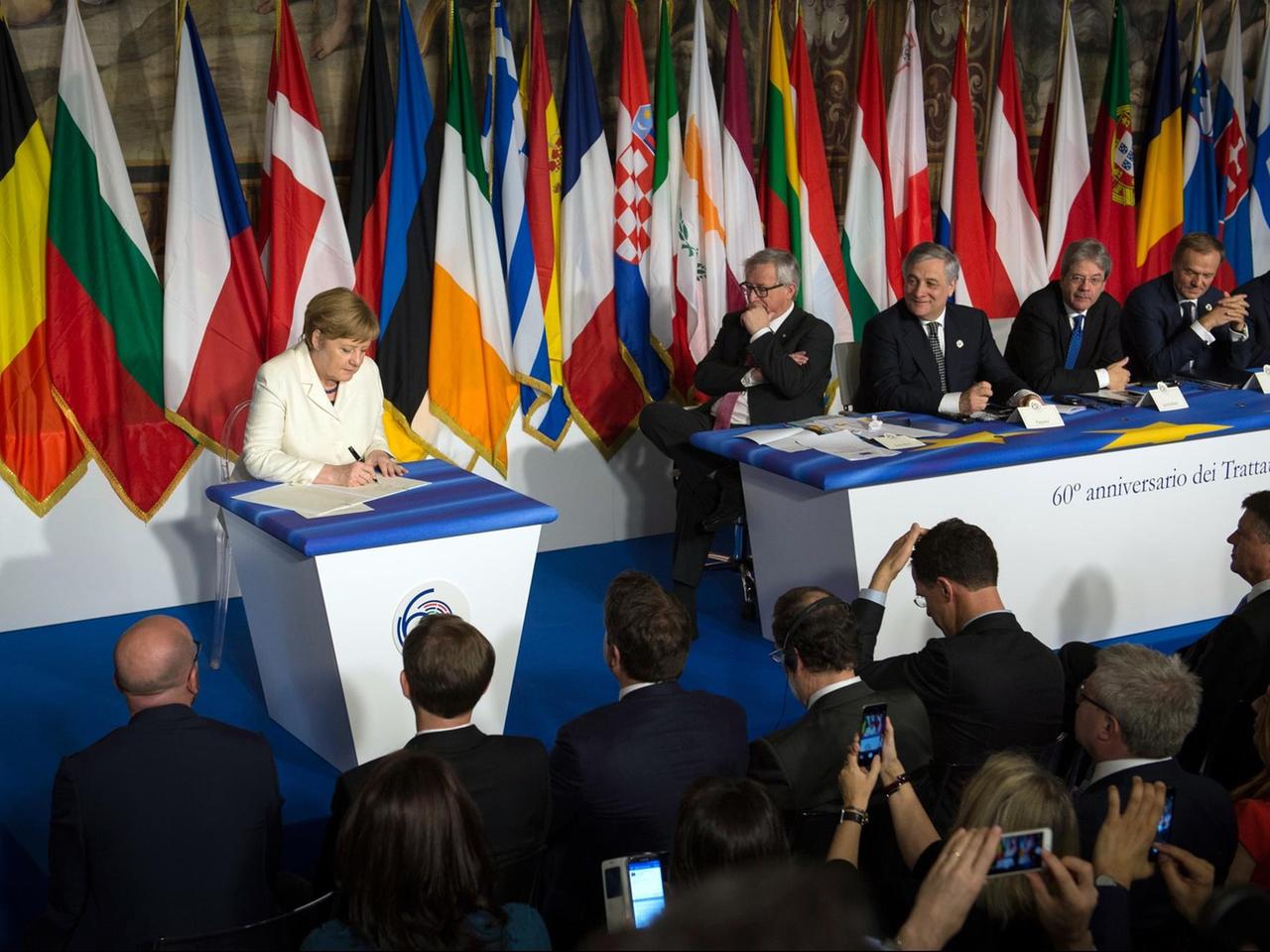 Bundeskanzlerin Angela Merkel (l) unterzeichnet am 25.03.2017 in Rom zum 60. Jubiläum der Römischen Verträge eine gemeinsame Erklärung der EU-Länder.