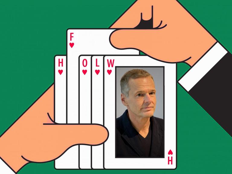 Montage zweier Hände, die ein Pokerblatt halten. Darin ein Bild von Wolf Haas.