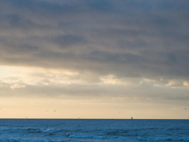 Ein Segelboot am 29.12.2015 am Horizont auf der Nordsee in Westende (Belgien). Foto: Lukas Schulze