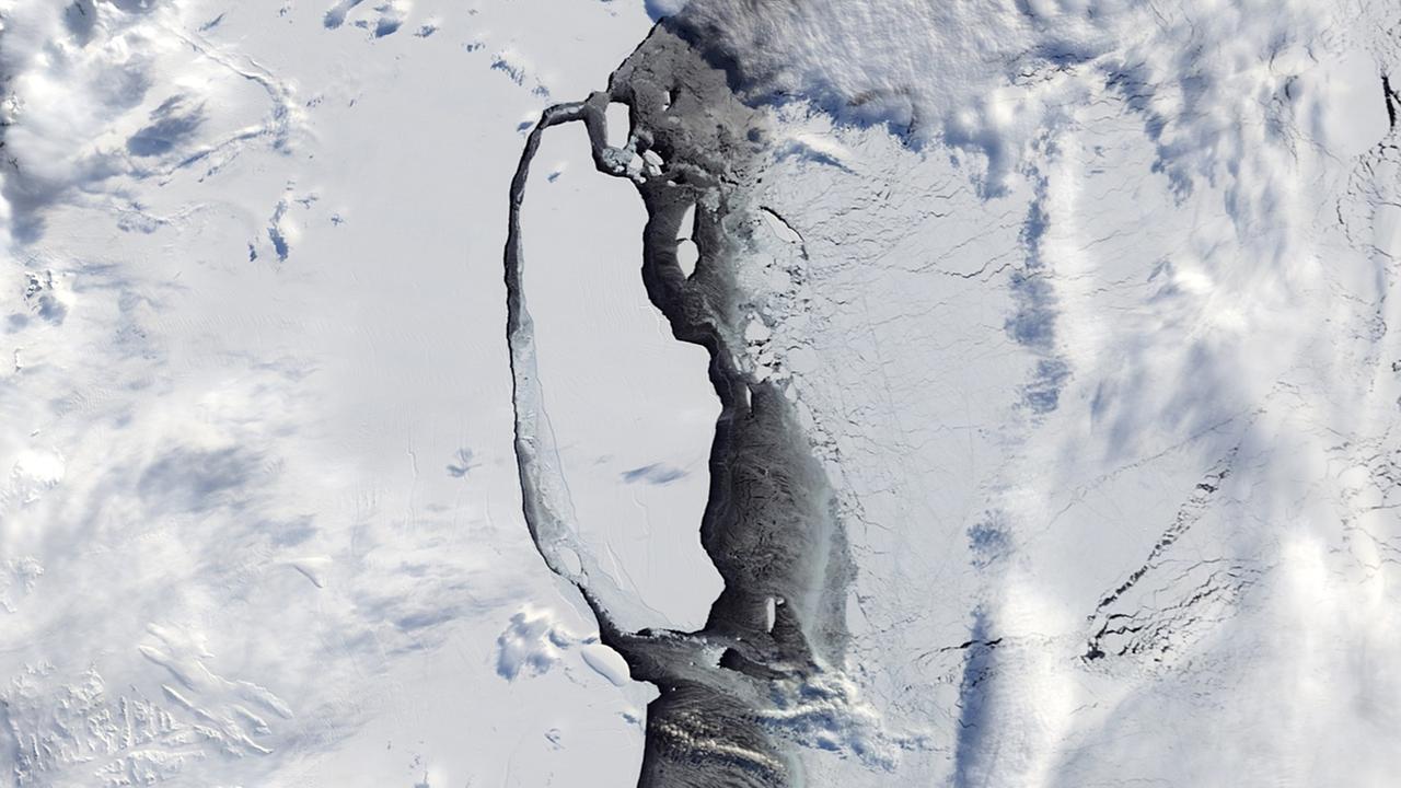 Eine NASA-Aufnahme vom 11.09.2017 zeigt den massiven Eisberg, der sich in der Antarktis vom Larsen-C-Schelfeis gelöst hat.