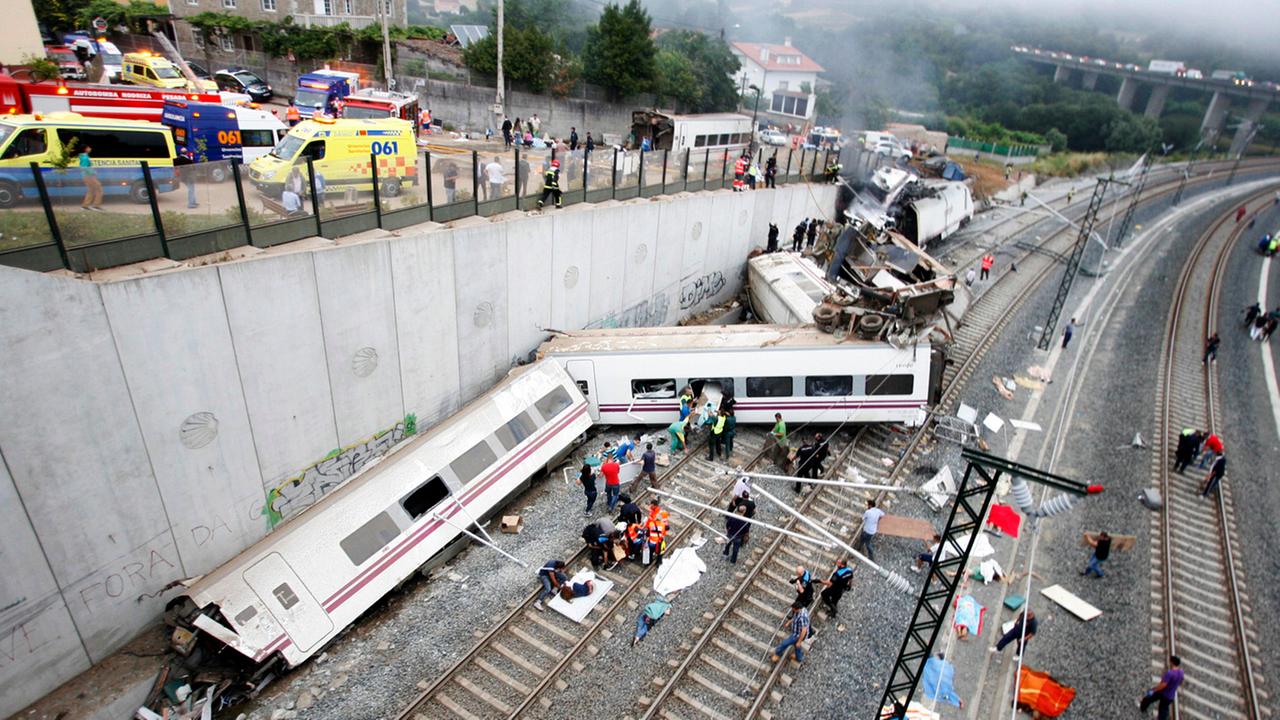 A picture taken on July 24, 2013 shows derailed cars at the site of a train accident near the city of Santiago de Compostela. Between 45 and 50 people died when a train derailed in Galicia in northwestern Spain today, the president of the regional governm A picture taken on July 24, 2013 shows derailed cars at the site of a train accident near the city of Santiago de Compostela. Between 45 and 50 people died when a train derailed in Galicia in northwestern Spain today, the president of the regional governm