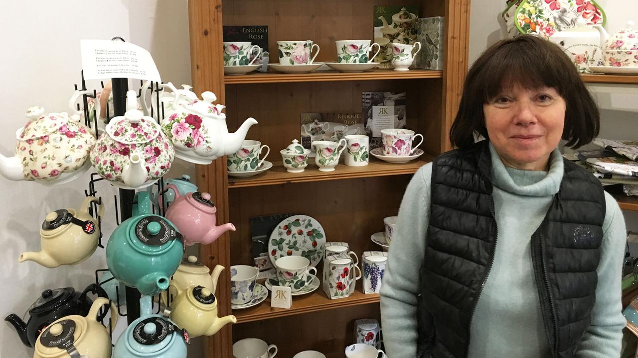 Dominique Orain führt durch ihre Boutique "Tea cosy" in der Altstadt von Bordeaux.