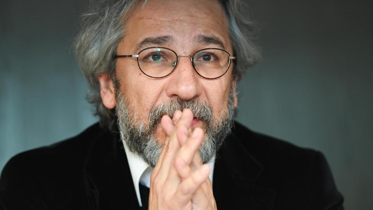 Der im Exil lebende langjährige Chefredakteur der türkischen Zeitung "Cumhuriyet", Can Dündar, blickt am 19.10.2016 während einer Pressekonferenz auf der Buchmesse in Frankfurt am Main (Hessen) in die Runde.