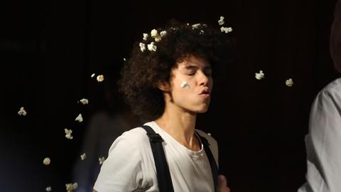 Das Foto zeigt einen schwarzen Schauspieler bei einer Performance im Berliner Haus der Kulturen der Welt