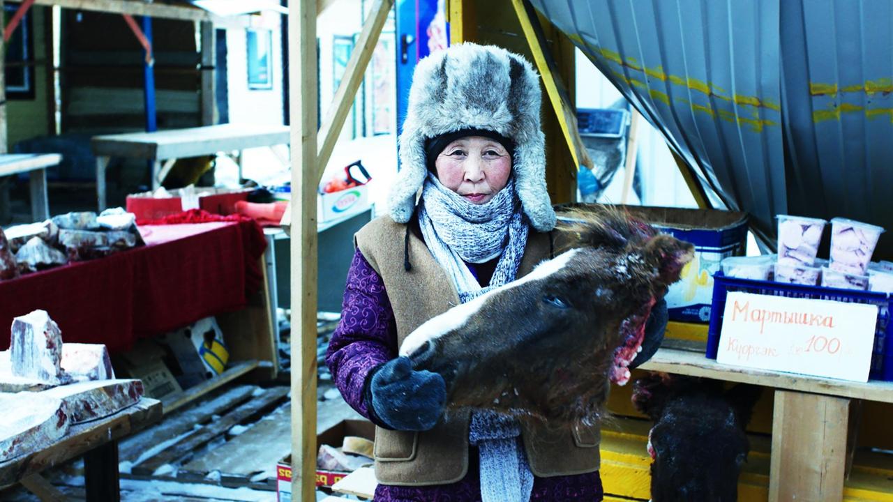 Pferdehändlerin auf dem Fleischmarkt in Jakutien bei minus 50 Grad.