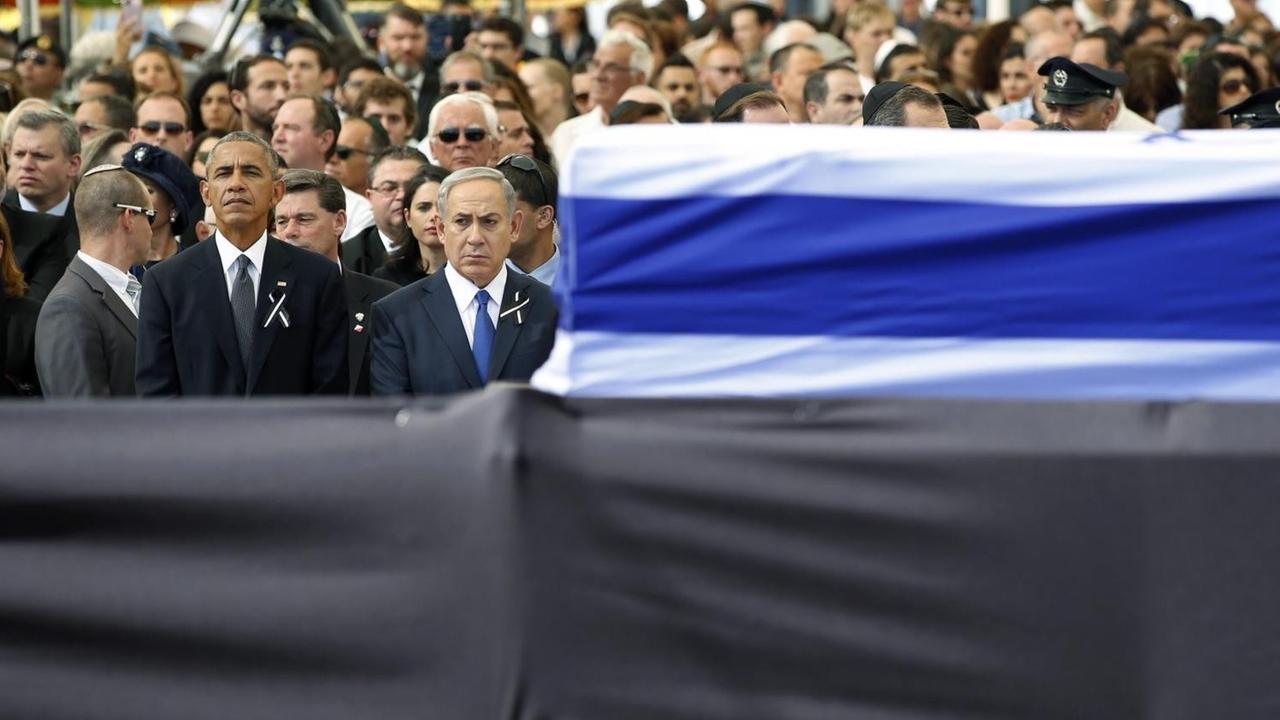 Links neben dem Sarg von Shimon Peres stehen Regierungschef Netanjahu und US-Präsident Obama.