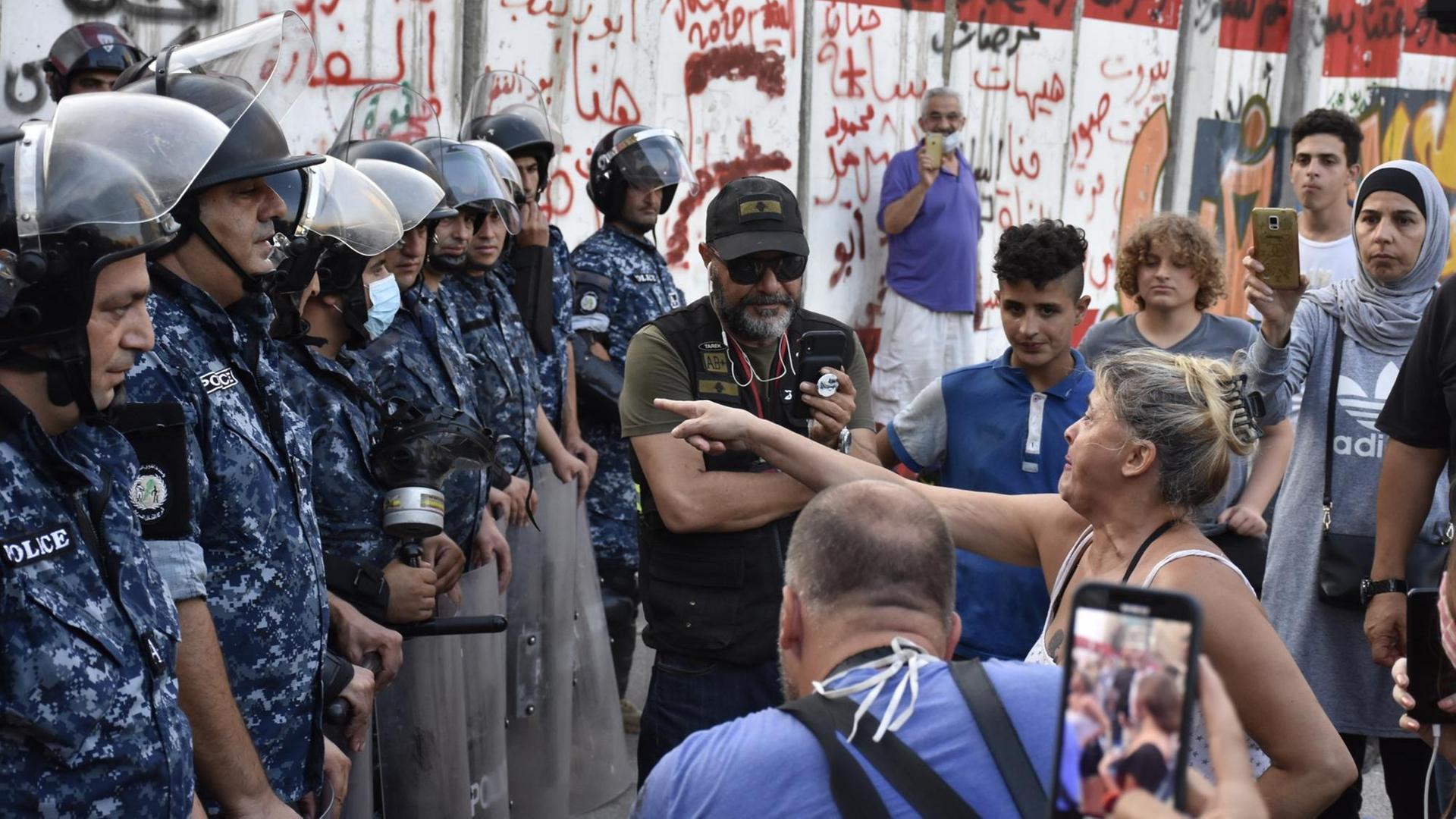 Libanesische Sicherheitskräfte und protestierende Bürgerinnen und Bürger stehen sich Anfang Juli 2020 in Beirut gegenüber.