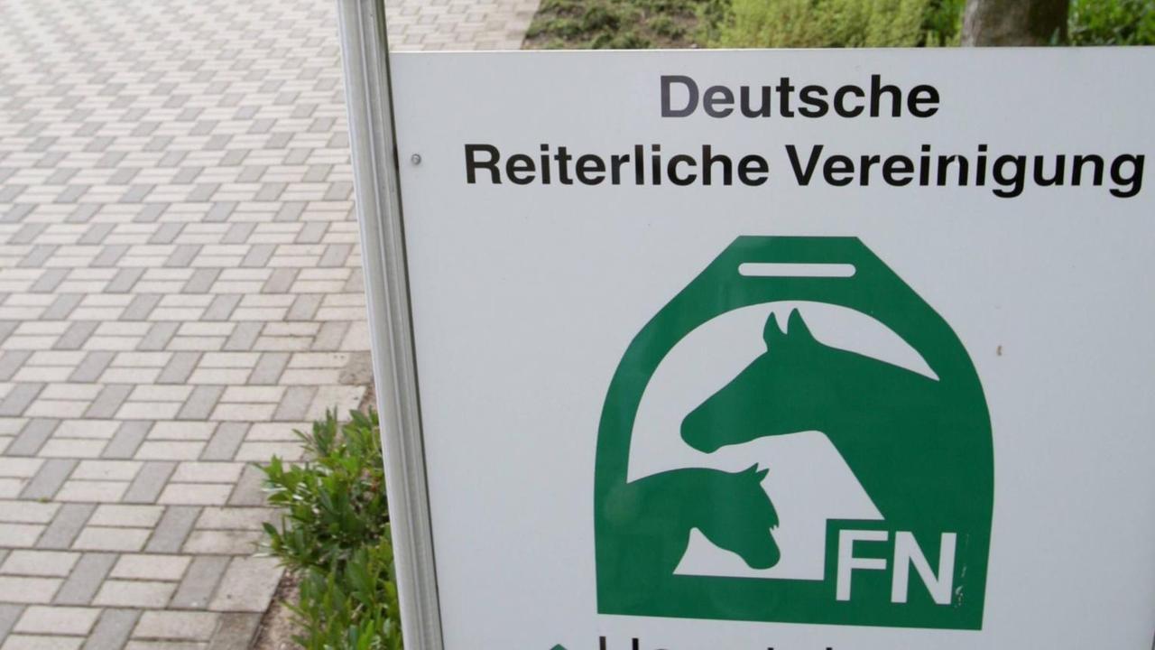 Logo der Deutschen Reiterlichen Vereinigung FN am Bundesleistungszentrum in Warendorf Logo der Deutschen Reiterlichen Vereinigung FN am Bundesleistungszentrum in Warendorf