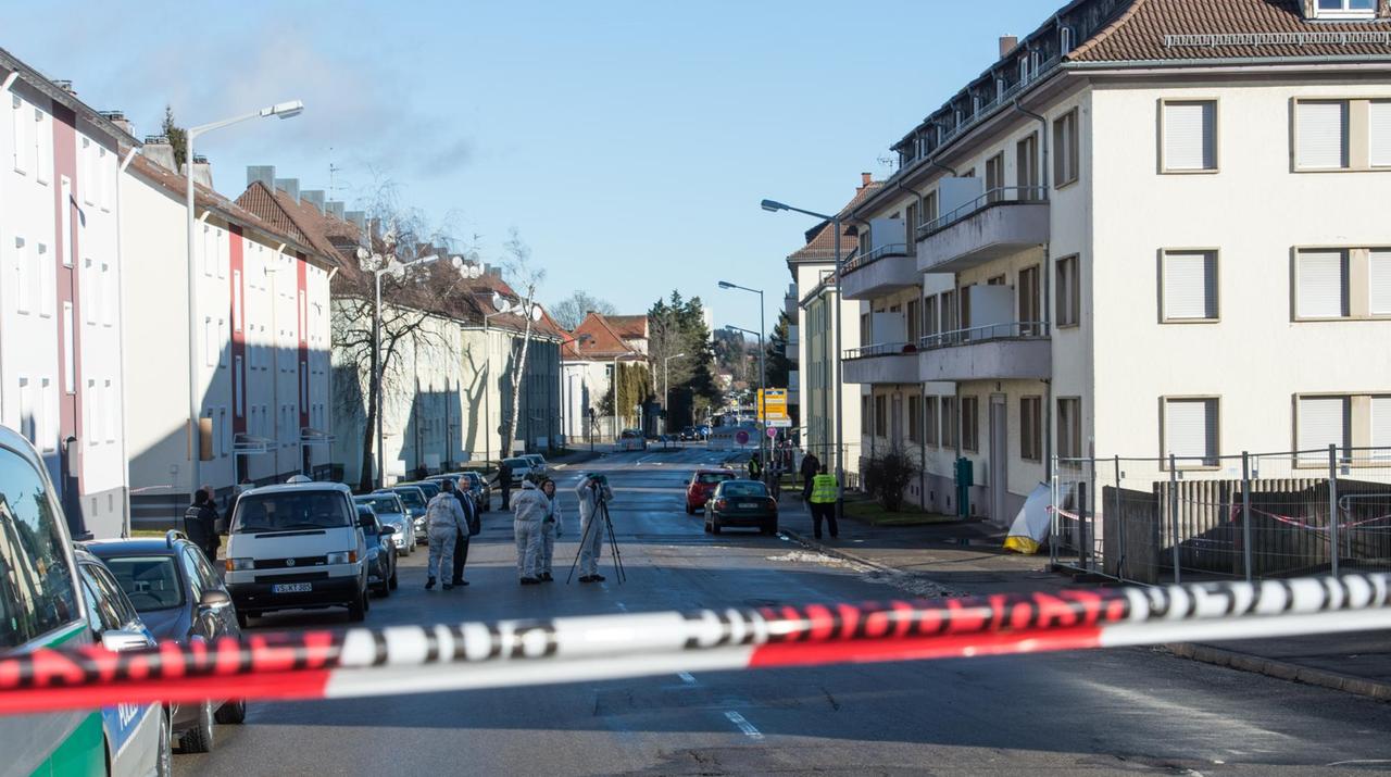Kriminalbeamte der Spurensicherung untersuchen am 29.01.2016 in Villingen-Schwenningen (Baden-Württemberg) vor einer Flüchtlingsunterkunft den Tatort. Unbekannte haben eine scharfe Handgranate über den Zaun an der Unterkunft geworfen.