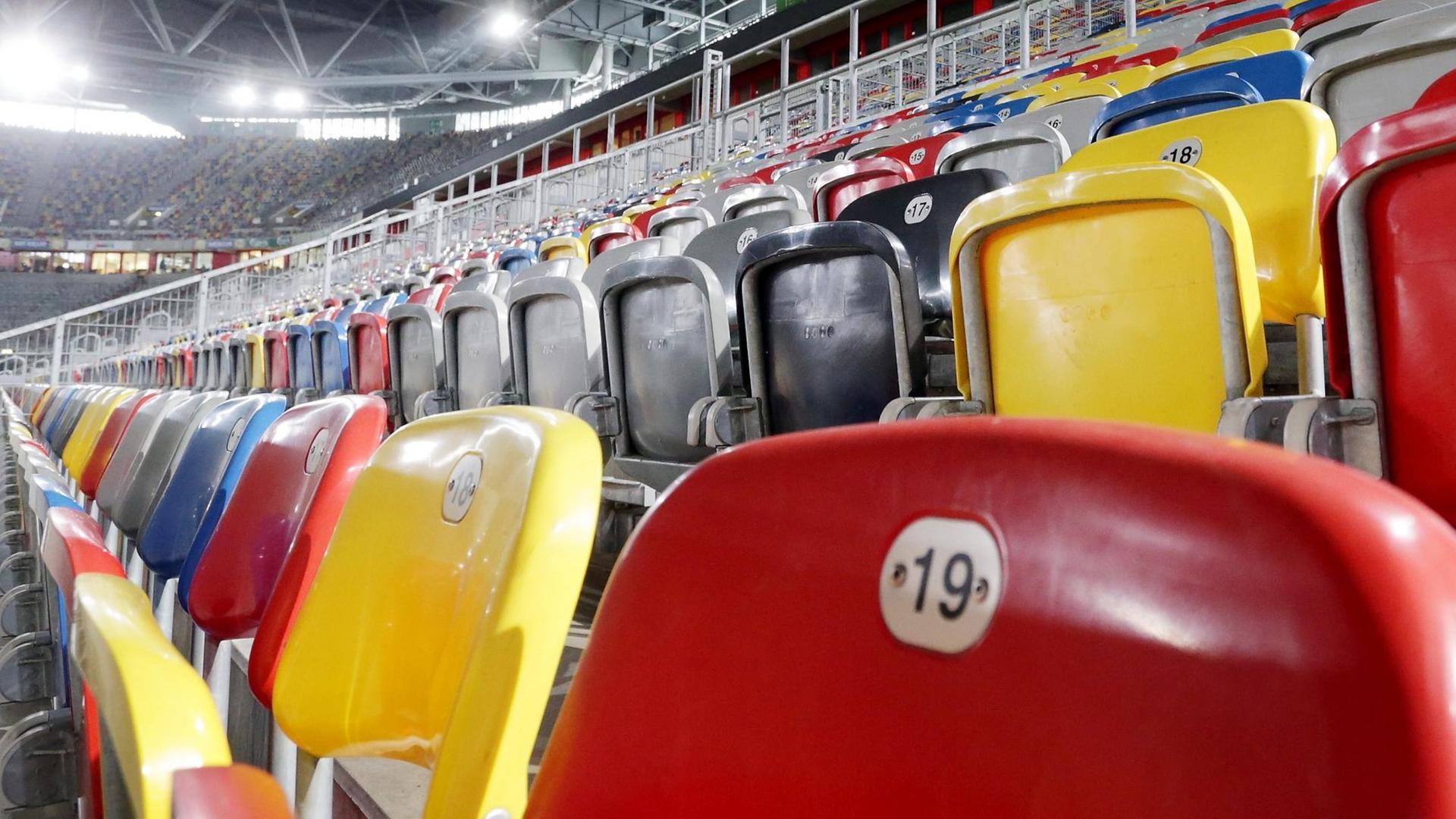 Farbige Sitzschalen in der Merkur Spiel-Arena in Düsseldorf.