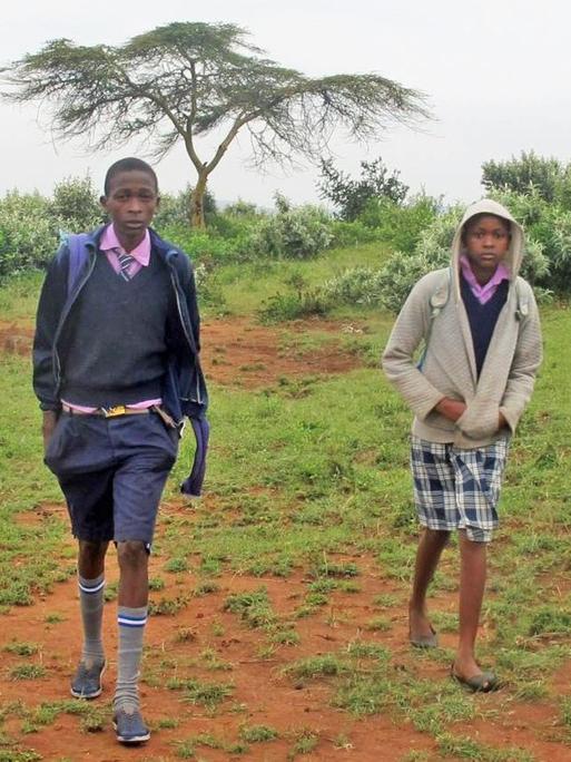 Zwei Kinder in Schuluniform in weiter Steppenlandschaft