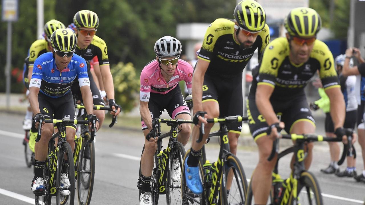 Simopn Yates mit seinem Team während des Giro d'Italia.