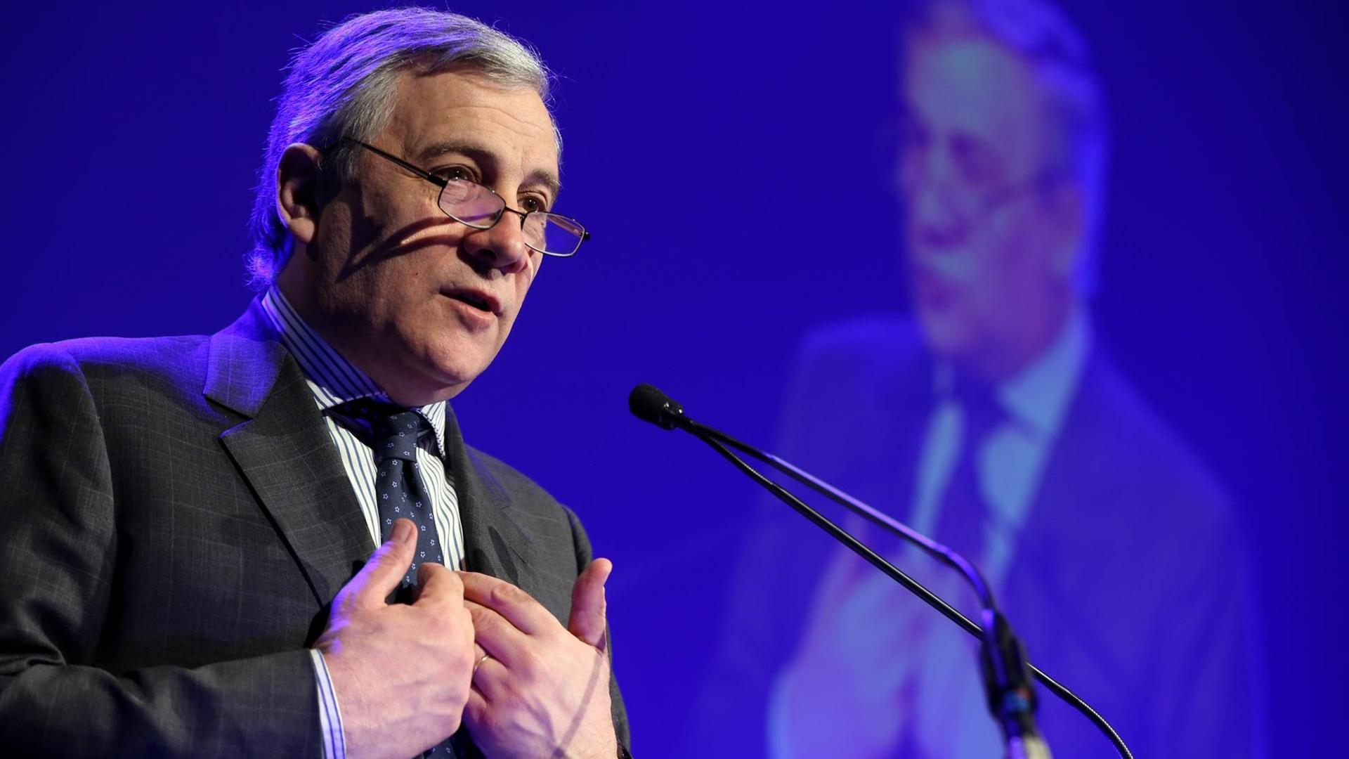Der ehemalige EU-Industriekommissar Antonio Tajani bei einer Rede vor einem politischen Kongress im belgischen La Louviere.