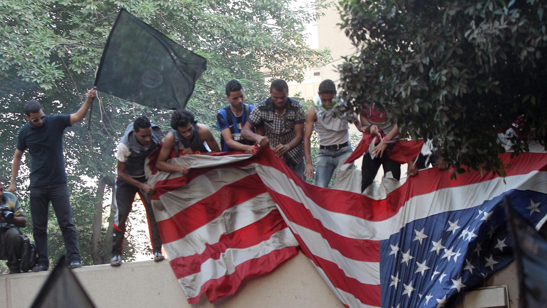 Neue Gewaltwelle: Demonstranten stürmen die US-Botschaft in Kairo. 