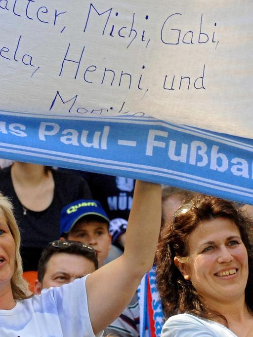 Zwei Frauen sind Fans von 1860 München.