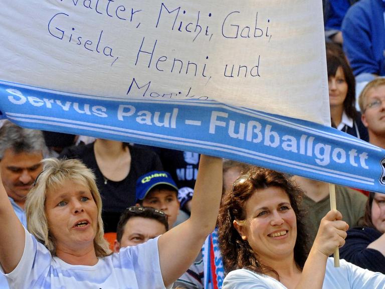 Zwei Frauen sind Fans von 1860 München.