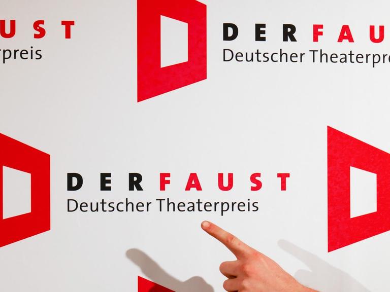Das Logo mit dem Schriftzug "Der Faust Deutscher Theaterpreis"