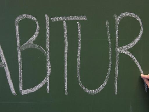 Eine Schülerin schreibt am 20.05.2015 in einem Klassenzimmer des Gymnasiums in Esslingen (Baden-Württemberg) den Buchstaben R des Wortes Abitur mit einer Kreide nach.