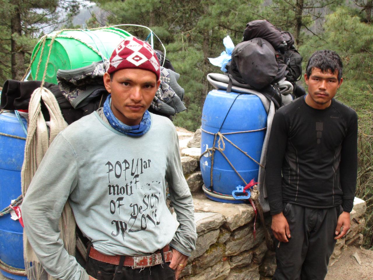 Surit (li.) und Tikaram - Juras' Brüder sind auch einfache Träger, die gerade aus dem Basislager am Everest kommen