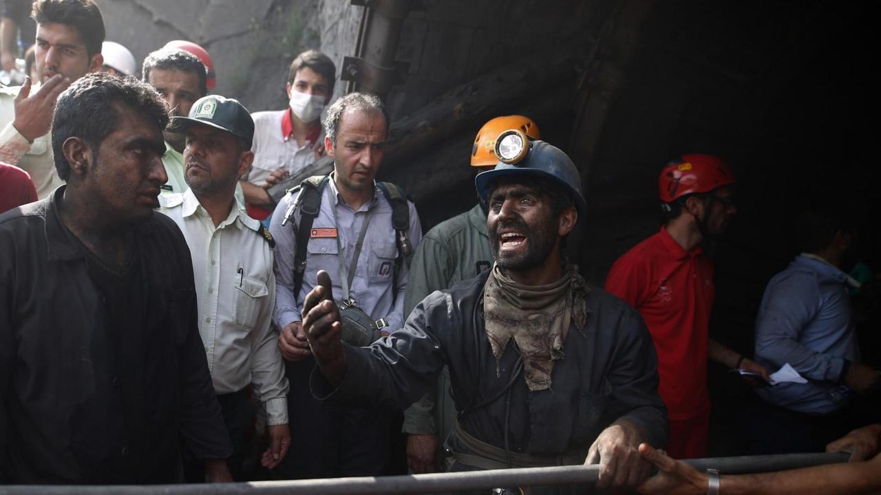Arbeiter und Helfer nach einer Explosion in einem Kohlebergwerk in der Provinz Golestan im Iran.