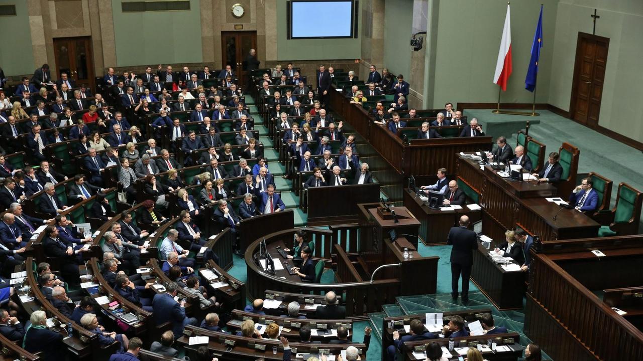 Der Blick in die Halle des polnischen Sejm in Warschau