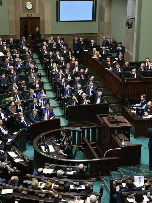 Der Blick in die Halle des polnischen Sejm in Warschau während der Abstimmung des Parlaments über eine umstrittene Gesetzesänderung