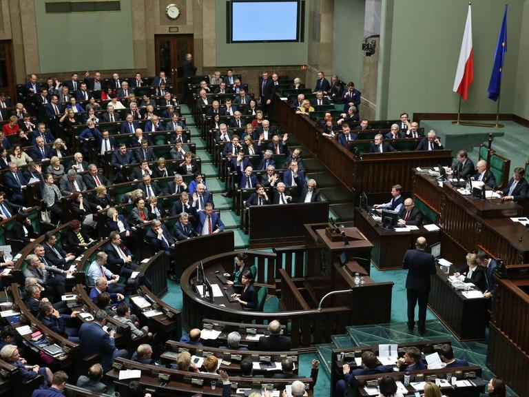 Der Blick in die Halle des polnischen Sejm in Warschau während der Abstimmung des Parlaments über eine umstrittene Gesetzesänderung