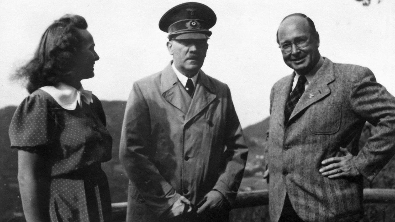 Helmut Schreiber und seine Frau Anneliese mit Adolf Hitler auf dem Obersalzberg in Berchtesgaden