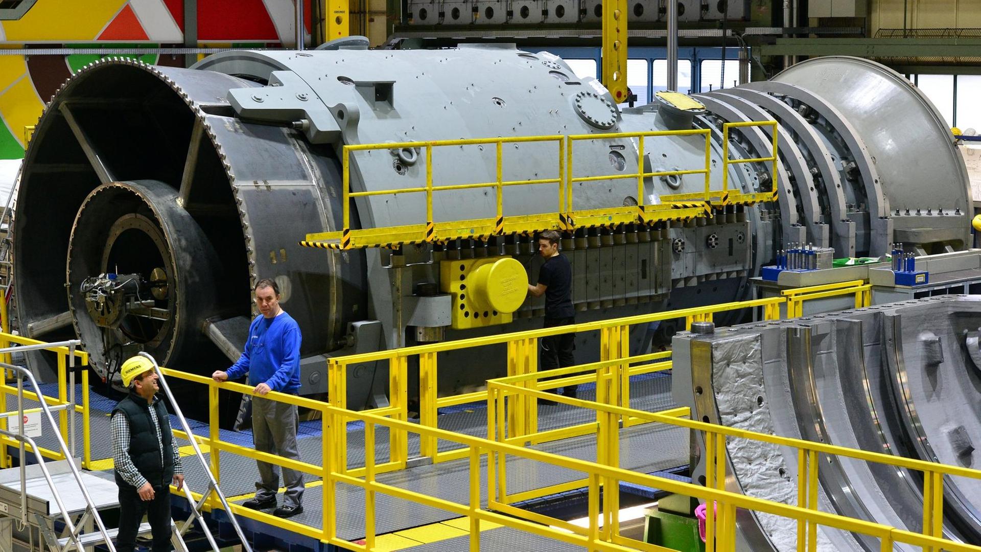 Siemens-Mitarbeiter arbeiten am 02.03.2017 in Berlin im Siemens-Gasturbinenwerk an einer Gasturbine.