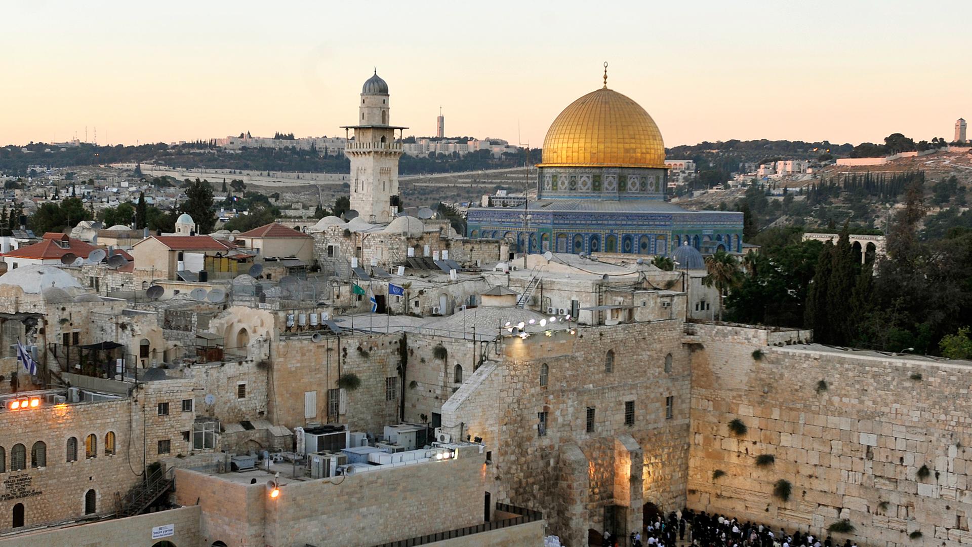 Blick auf den Jerusalemer Tempelberg mit Felsendom und Klagemauer