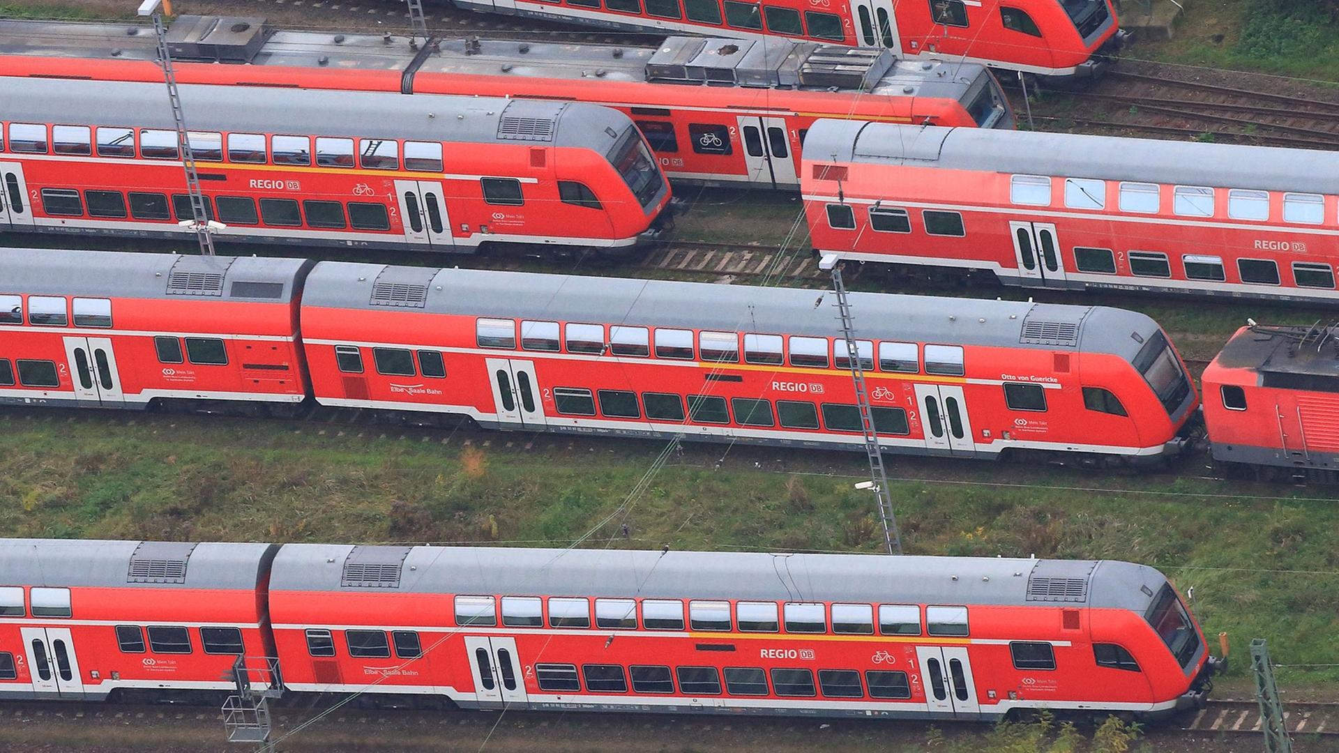 Luftaufnahme mehrerer roter Regionalzüge der Deutschen Bahn.
