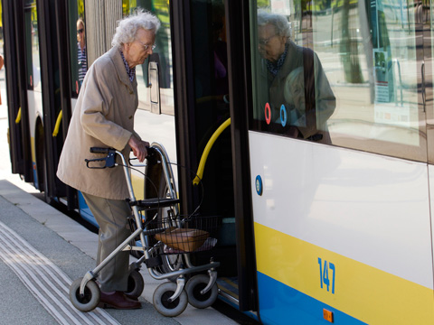 Die Busse sind so ausgelegt, dass man auch mit Rollstuhl und Rollator bequem einsteigen kann.