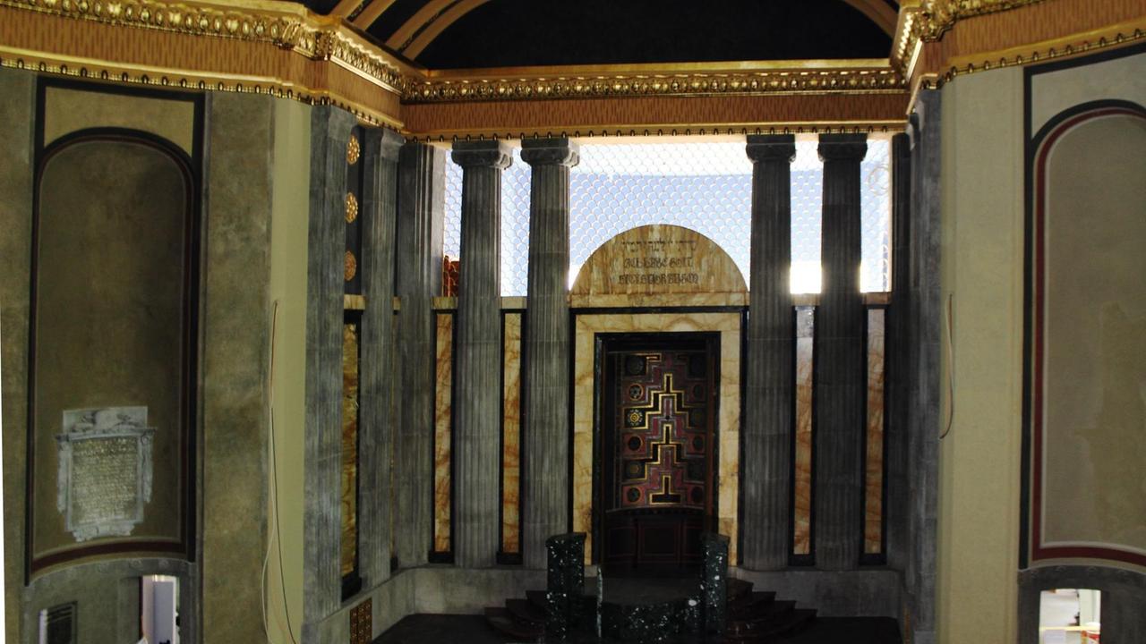 Der Innenraum der Synagoge mit seinen Säulenelementen. 
