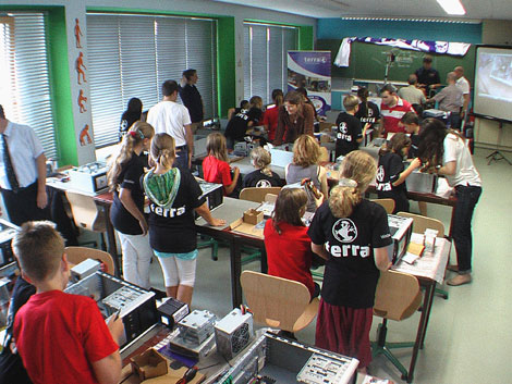 Schüler der BIP-Kreativitätsgrundschule bauen PC zusammen Schüler der BIP-Kreativitätsgrundschule bauen PC zusammen