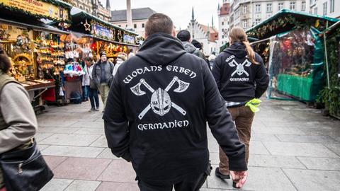 1. Dezember 2018: Mitglieder der Bürgerwehr "Wodans Erben" "patrouillieren" über den Weihnachtsmarkt in München