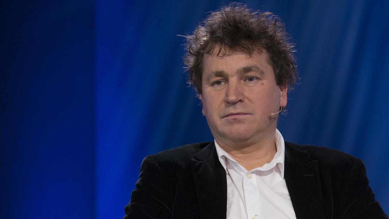 Ilko-Sascha Kowalczuk vor einem blauen Hintergrund auf der Frankfurter Buchmesse 2019