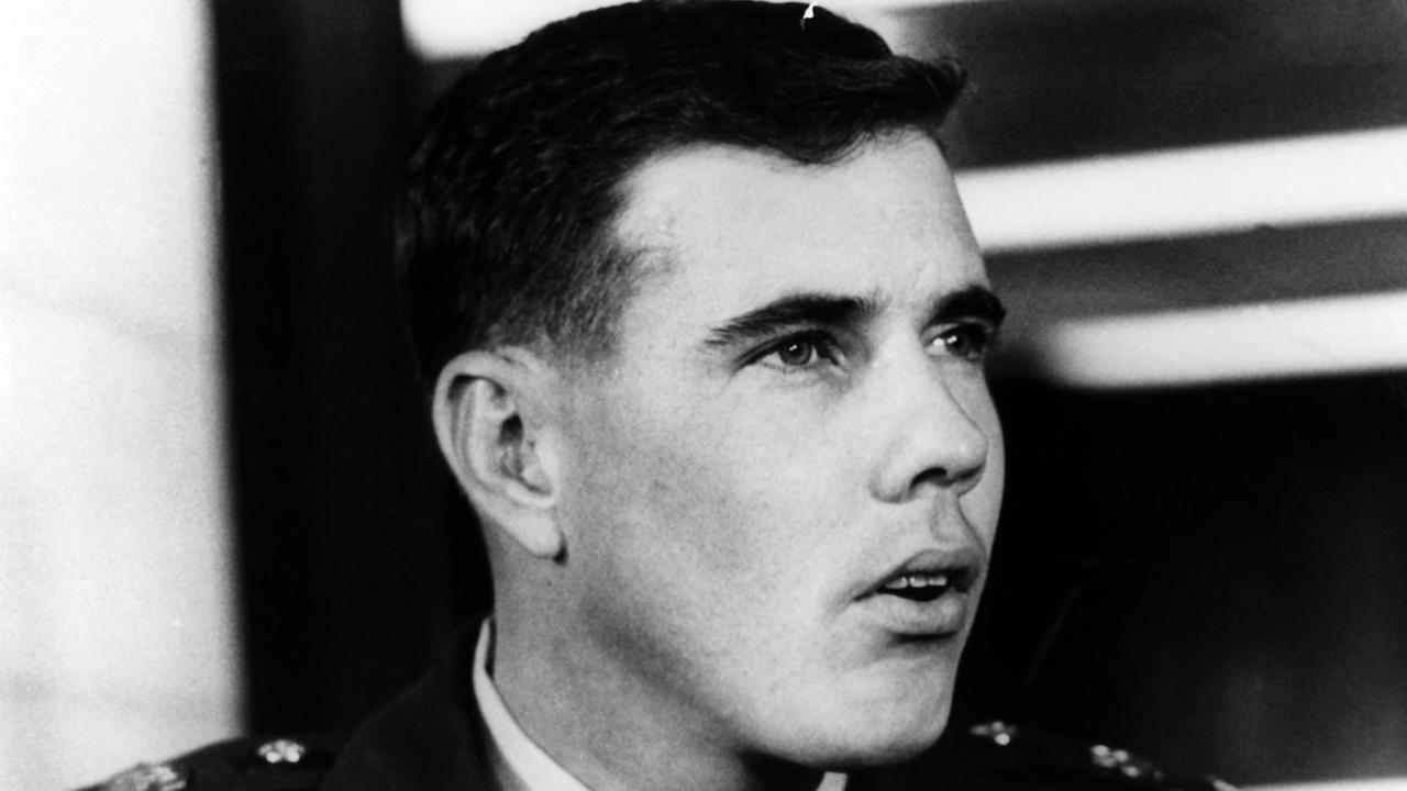 Der Hubschrauberpilot Hugh C. Thompson nach seiner Aussage im Pentagon zu dem Massaker von My Lai am 04.12.1969. An dem Massaker von My Lai beteiligte sich der Hubschrauberpilot Thompson nicht, sondern rettete Frauen und Kinder mit der Drohung, durch seinen Bordschützen auf seine Kameraden schießen zu lassen. Dreissig Jahre später wurde er für seine Tat ausgezeichnet. Am 16.03.1968 hatten Einheiten der 11. US-Brigade unbewaffnete Bauern, Frauen und Kinder in dem Dorf in Zentralvietnam niedergemetzelt. Insgesamt 504 Menschen wurden umgebracht. Berichte und Fotos über das Massaker von My Lai entsetzten die Welt und veränderten die öffentliche Meinung in den USA zum Krieg in Vietnam. +++(c) dpa - Report+++ |