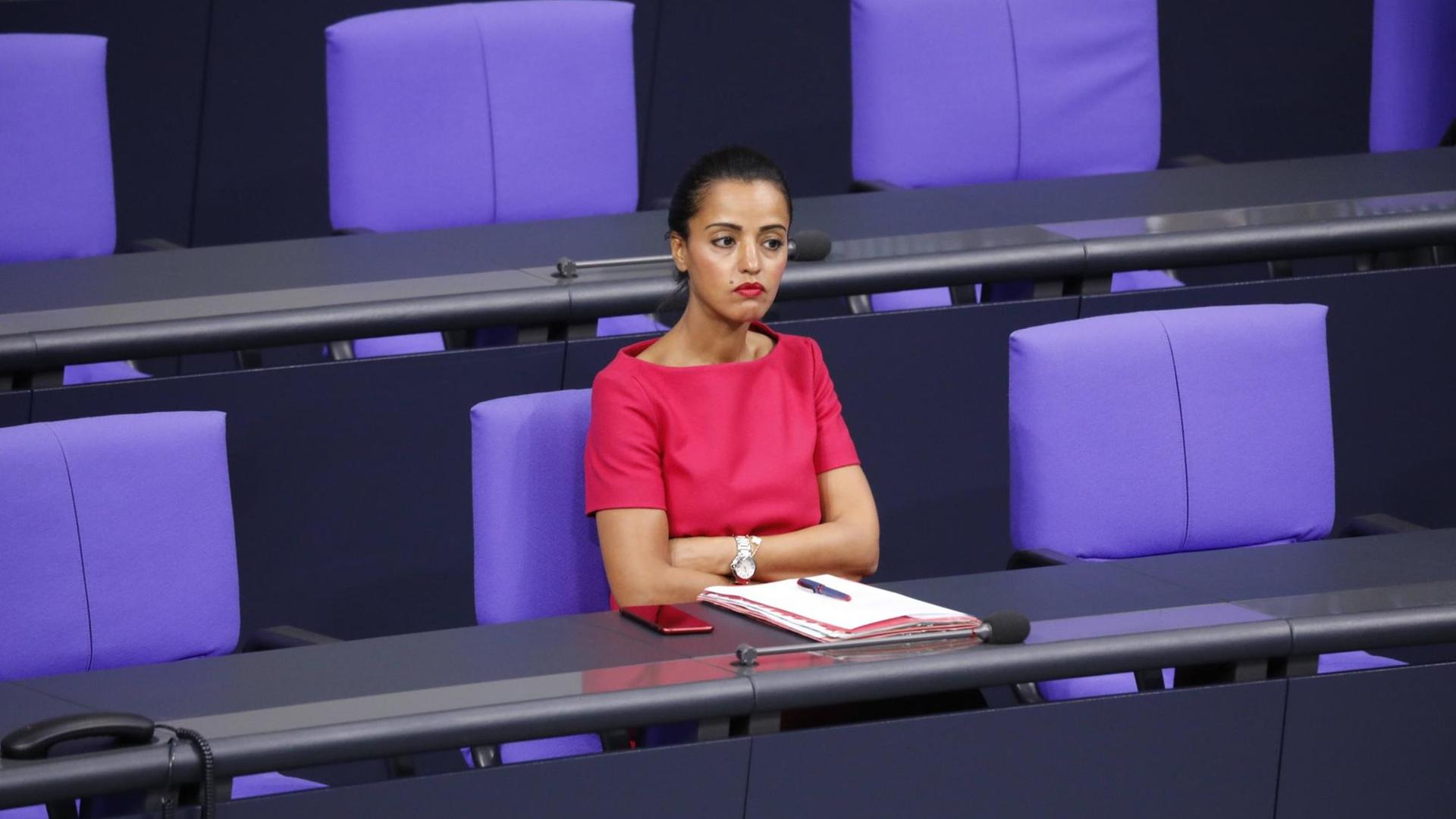 Sawsan Chebli sitzt im Bundestag, neben ihr sind die Plätze frei