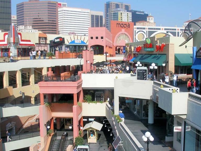 Die undatierte Aufnahme zeigt das Einkaufszentrum Horton Plaza in San Diego (USA). Vom 13.07.-16.10.2016 zeigt die Pinakothek der Moderne in München die Ausstellung "World of Malls. Architekturen des Konsums.