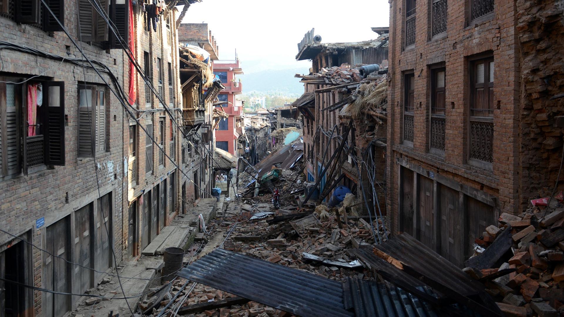 Eine Straße in Bhaktapur in Nepal ist nach dem Erdbeben nicht mehr passierbar.