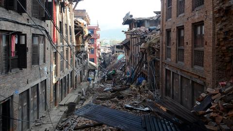 Eine Straße in Bhaktapur in Nepal ist nach dem Erdbeben nicht mehr passierbar.